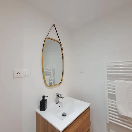 Mascate - Avec Terrasse Privee Et Climatisation *